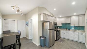 Frigorifero, macchina per tè/caffè, tostapane