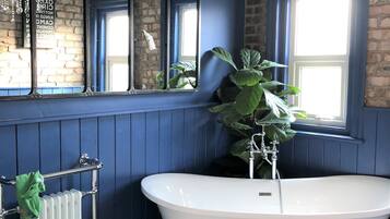 Family House | Bathroom | Combined shower/bathtub, towels