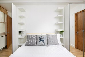 1 bedroom, desk, iron/ironing board, Internet - Skyvillion Apartments - King's Cross -1Bed Modern Apartment  (Greater London)