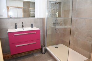 Dusche, Haartrockner, Handtücher, Seife