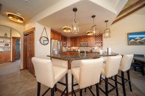 Fridge, microwave, oven, stovetop - Alpine condo w/ hot tub & fireplace (Fraser)