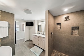 Une salle de bain moderne équipée d’une douche, d’un lavabo et de toilettes.