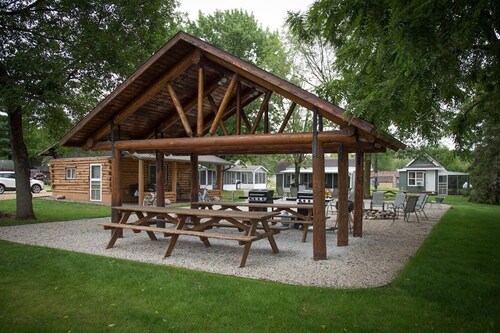Cozy River Cabin w/ Loft & Screened Porch