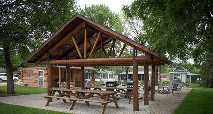 Cozy River Cabin w/ Loft & Screened Porch