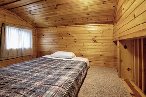 2 bedrooms, free WiFi, bed sheets - Cozy River Cabin w/ Loft & Screened Porch (Buffalo City)