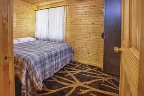 2 bedrooms, free WiFi, bed sheets - Cozy River Cabin w/ Loft & Screened Porch (Buffalo City)