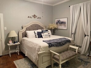 2 soverom, skrivebord, strykejern/-brett og reiseseng for barn