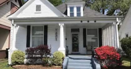 Once Upon a Time Cottage, home away from home. Dog friendly, close to downtown