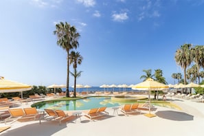 2 outdoor pools, pool umbrellas, sun loungers - NEXT - Savoy Signature (Funchal)