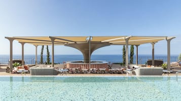 2 buitenzwembaden, parasols voor strand/zwembad