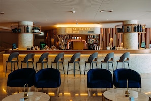 2 bars/lounges, 2 swim-up bars, 2 poolside bars - NEXT - Savoy Signature (Funchal)