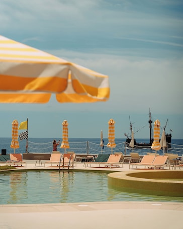 2 piscinas al aire libre, sombrillas, sillones reclinables de piscina