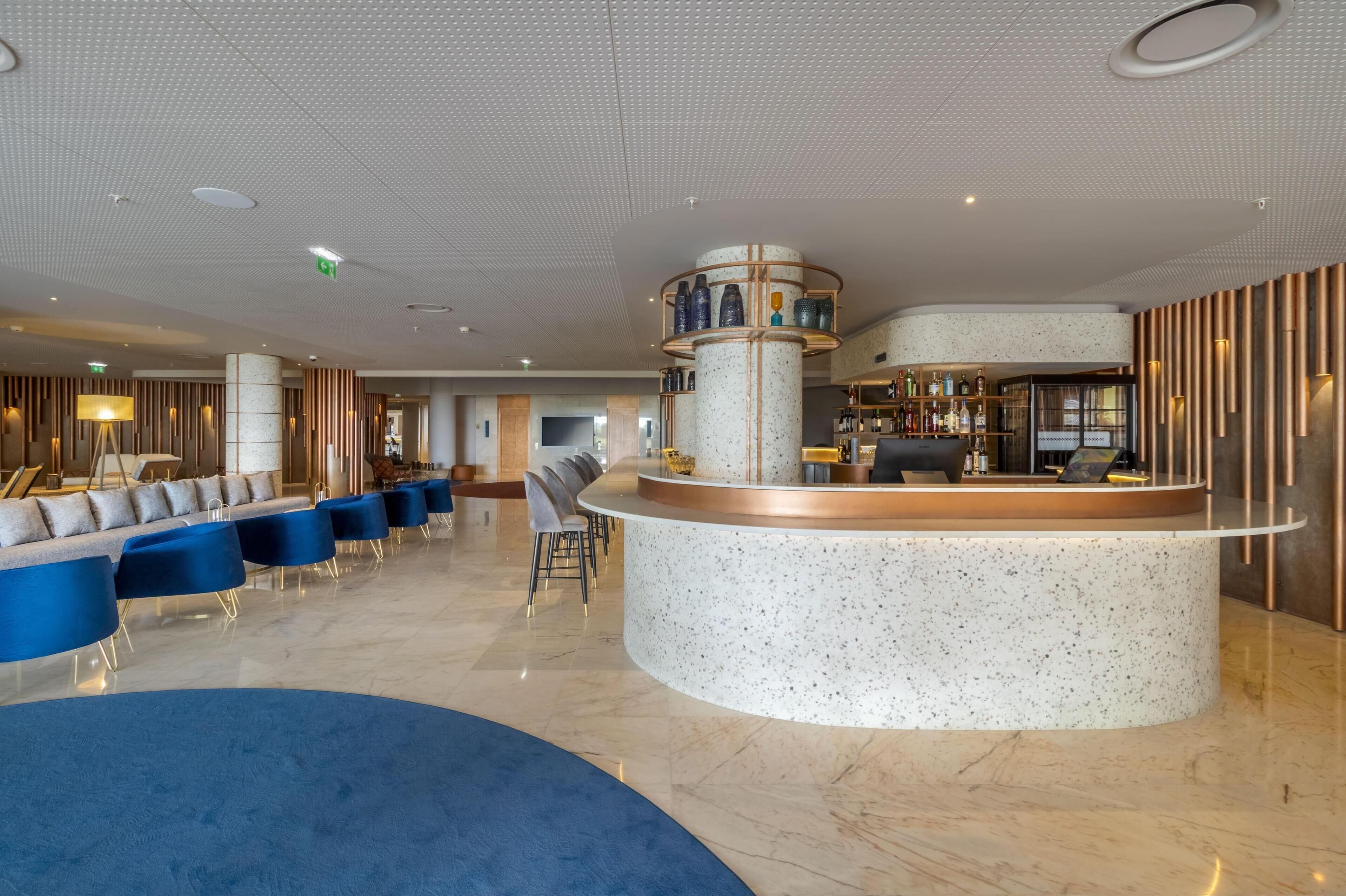 2 bars/lounges, 2 swim-up bars, 2 poolside bars