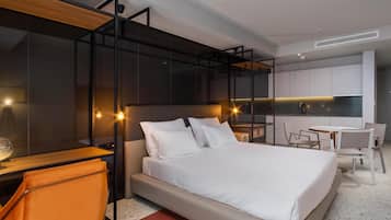 1 kamar tidur, minibar, brankas, dan ruang kerja ramah laptop