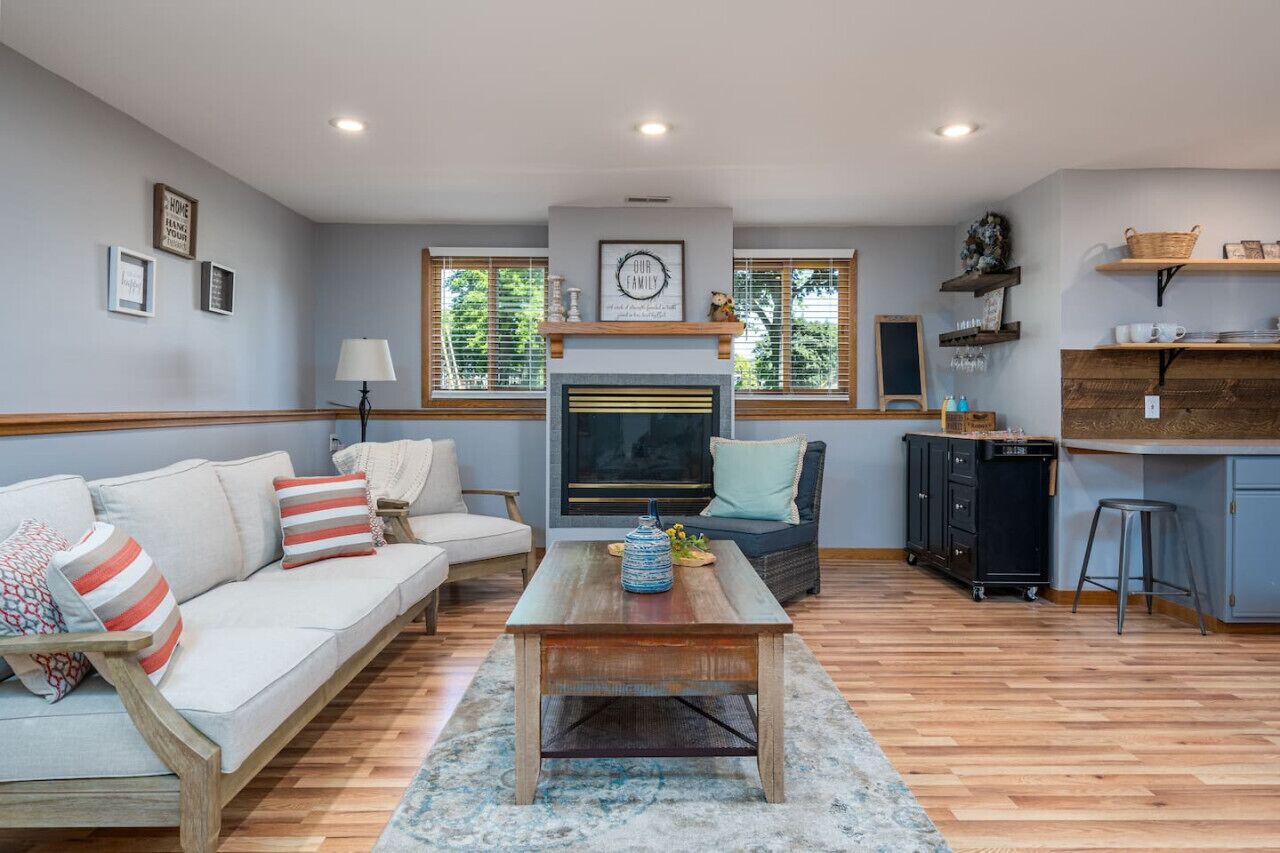 Télévision, cheminée, chaîne hi-fi