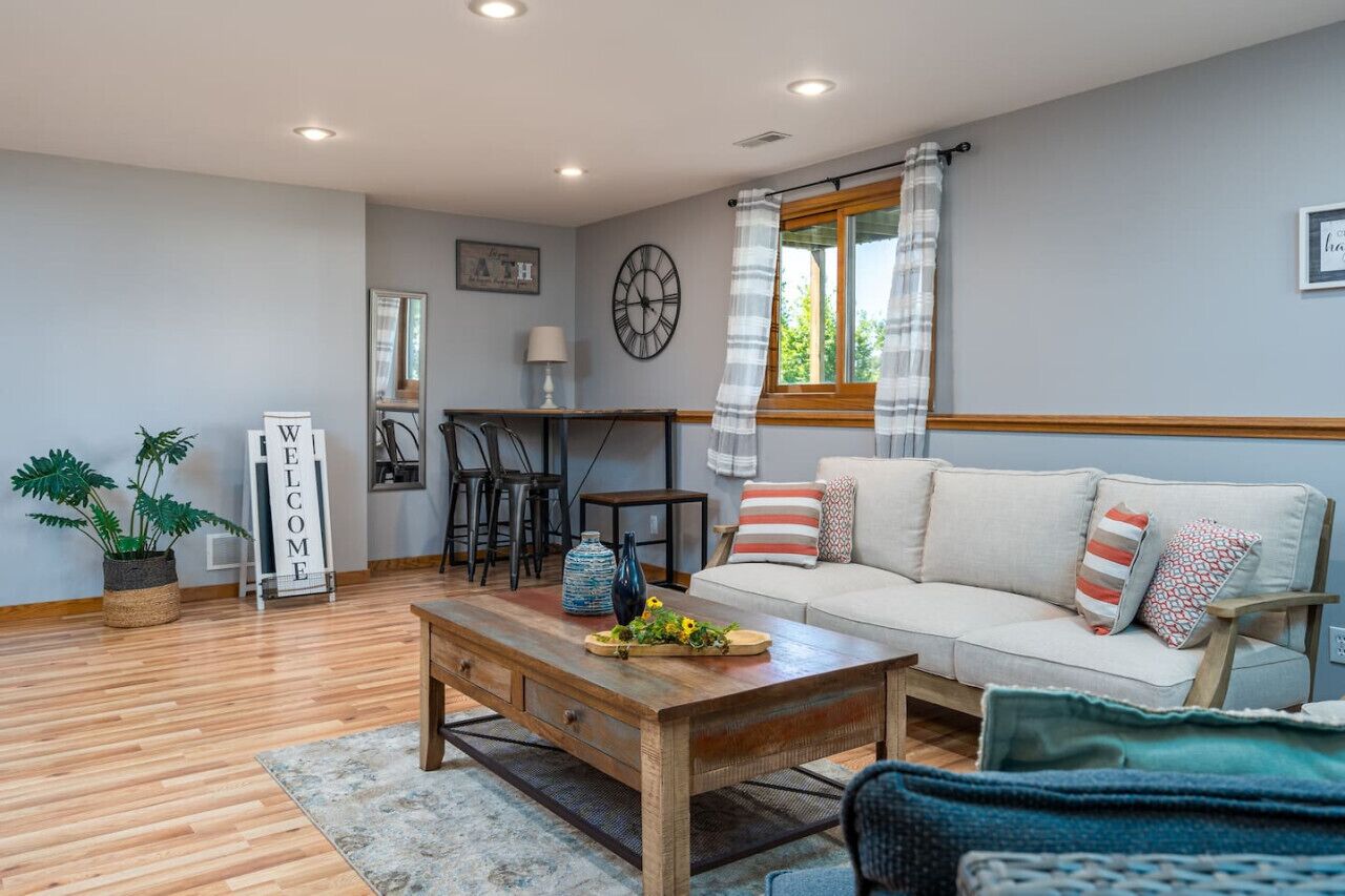 Télévision, cheminée, chaîne hi-fi