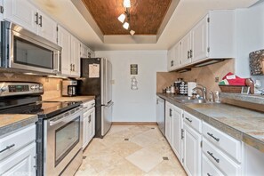 Fridge, microwave, oven, stovetop - Upgraded 2/2 Copper Chase Condo #224 • WiFi • Pool • Hot Tub (Brian Head)