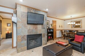 Smart TV, fireplace, books - Upgraded 2/2 Copper Chase Condo #224 • WiFi • Pool • Hot Tub (Brian Head)