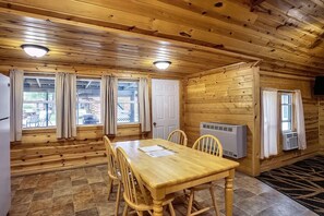 Dining - Great River Road Cabin on the Mississippi Backwaters Crane Cabin (Buffalo City)