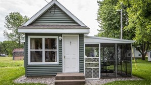 A small house with a porch and a screened area. - Turtle Cabin Near Mississippi River (Buffalo City)