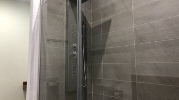 Camera Comfort | Bagno | Asciugacapelli, asciugamani, sapone, shampoo