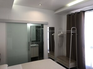 Escritorio y espacio para trabajar con laptop