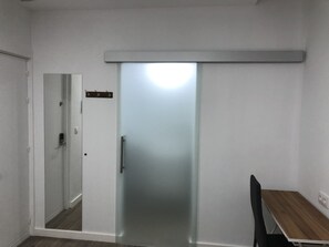 Escritorio y espacio para trabajar con laptop