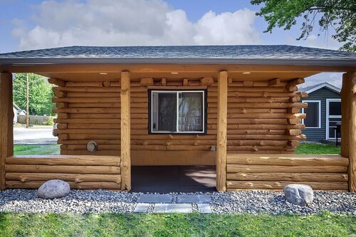 Great River Road Cabin on the Mississippi Backwaters Buck Cabin