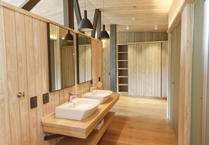 Standard Room | Bathroom | Shower, towels - Explora El Chaltén (El Chalten)