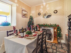 Dining - 2 bedroom accommodation in Llandeilo (Llandeilo)
