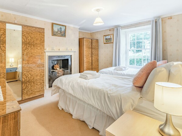2 bedrooms, WiFi (free), bed sheets