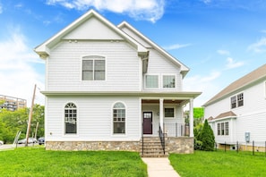 Exterior - Spacious Luxury Home in the Heart of it ALL: 5 Bedroom, 5.5 bathrooms (Arlington)