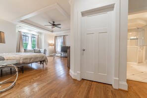 5 bedrooms, desk, iron/ironing board, travel crib - Spacious Luxury Home in the Heart of it ALL: 5 Bedroom, 5.5 bathrooms (Arlington)