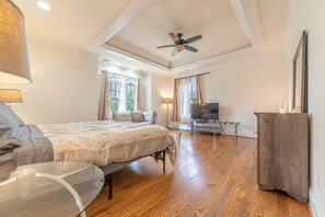 5 bedrooms, desk, iron/ironing board, travel cot