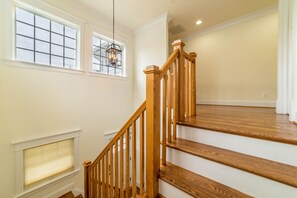 Interior - Spacious Luxury Home in the Heart of it ALL: 5 Bedroom, 5.5 bathrooms (Arlington)