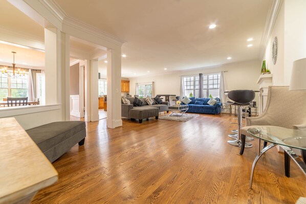 Smart TV, fireplace, offices - Spacious Luxury Home in the Heart of it ALL: 5 Bedroom, 5.5 bathrooms (Arlington)