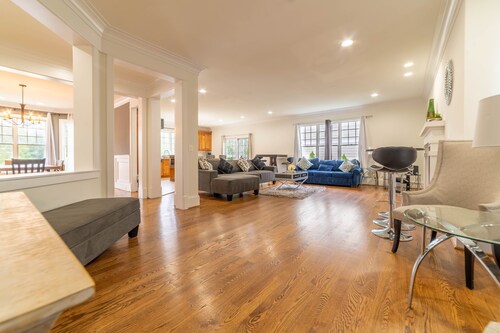 Spacious Luxury Home in the Heart of it ALL: 5 Bedroom, 5.5 bathrooms
