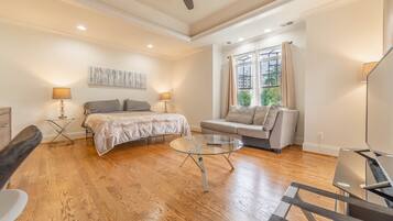 5 bedrooms, desk, iron/ironing board, travel crib