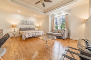 5 bedrooms, desk, iron/ironing board, travel crib - Spacious Luxury Home in the Heart of it ALL: 5 Bedroom, 5.5 bathrooms (Arlington)