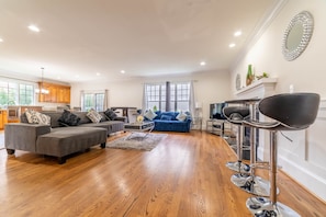 Smart TV, fireplace, offices - Spacious Luxury Home in the Heart of it ALL: 5 Bedroom, 5.5 bathrooms (Arlington)