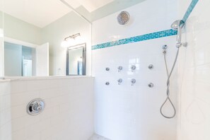 Combined shower/tub, jetted tub, hair dryer, towels - Spacious Luxury Home in the Heart of it ALL: 5 Bedroom, 5.5 bathrooms (Arlington)