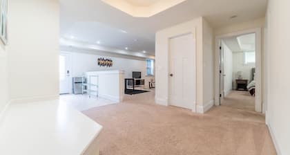 Spacious Luxury Home in the Heart of it ALL: 5 Bedroom, 5.5 bathrooms
