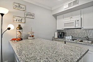 Kühlschrank, Mikrowelle, Herdplatte, Geschirrspüler