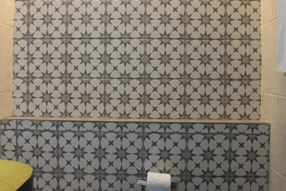 Dormitorio compartido estándar, solo para hombres | Baño | Regadera, amenidades de baño gratuitas, toallas