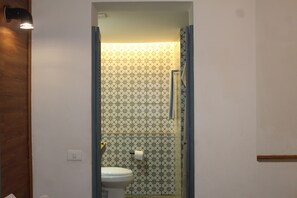 Superior Room, 1 King Bed | Bathroom | Shower, free toiletries, towels