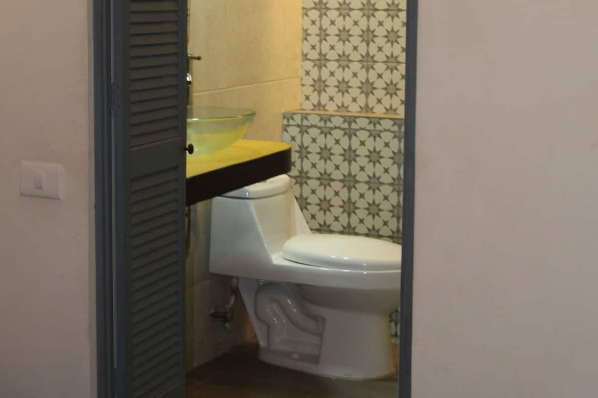 Habitación estándar, 2 camas matrimoniales | Baño | Regadera, amenidades de baño gratuitas, toallas