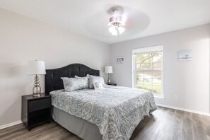 3 bedrooms, desk, iron/ironing board, free WiFi