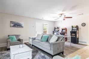 Smart TV, chimenea, futbolito y tenis de mesa 