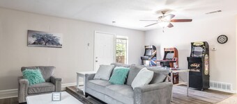 30% OFF Arcade Mania - Large Yard 4 pets! 4 TVs