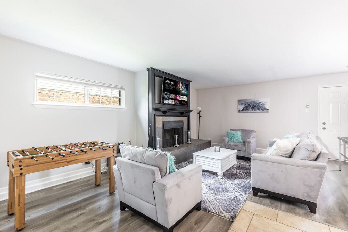 Älytelevisio, takka, pöytäjalkapallopöytä, pöytätennispöytä